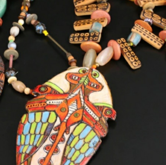 Pacific Northwest animal totem reversible szesko handpainted gemstone Necklace - Picture 4 of 6